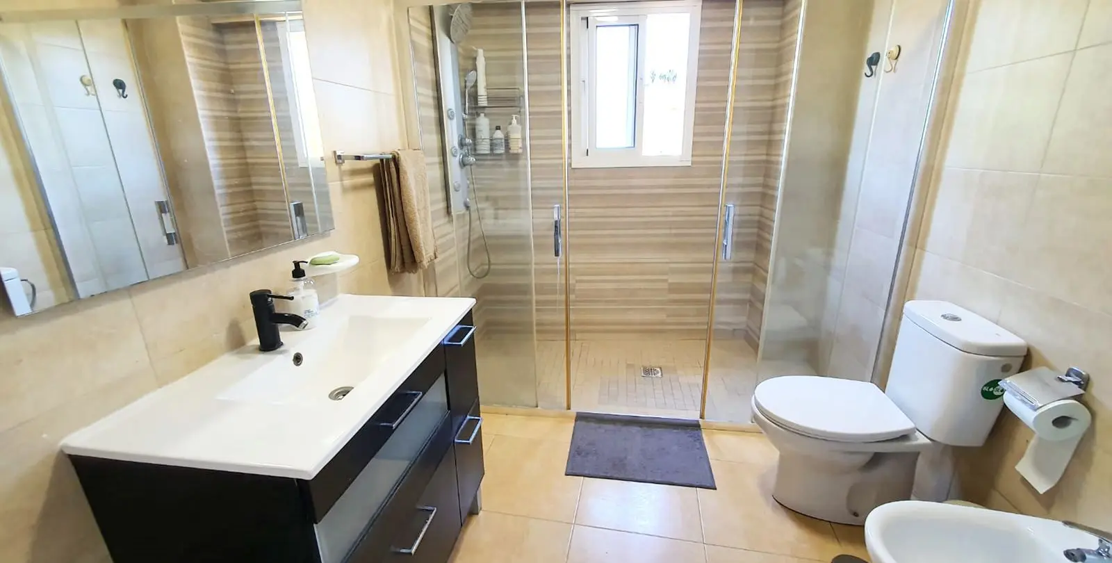 Venta de apartamento en planta media en Carvajal 3