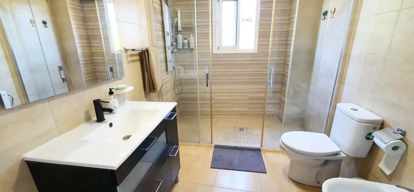 Venta de apartamento en planta media en Carvajal 2