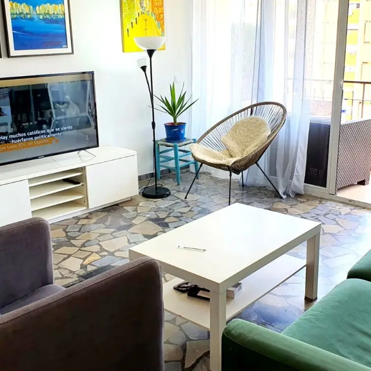 Venta de apartamento en planta media en Carvajal