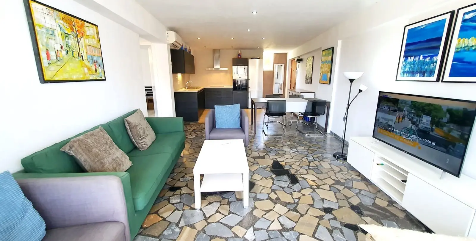 Venta de apartamento en planta media en Carvajal 18