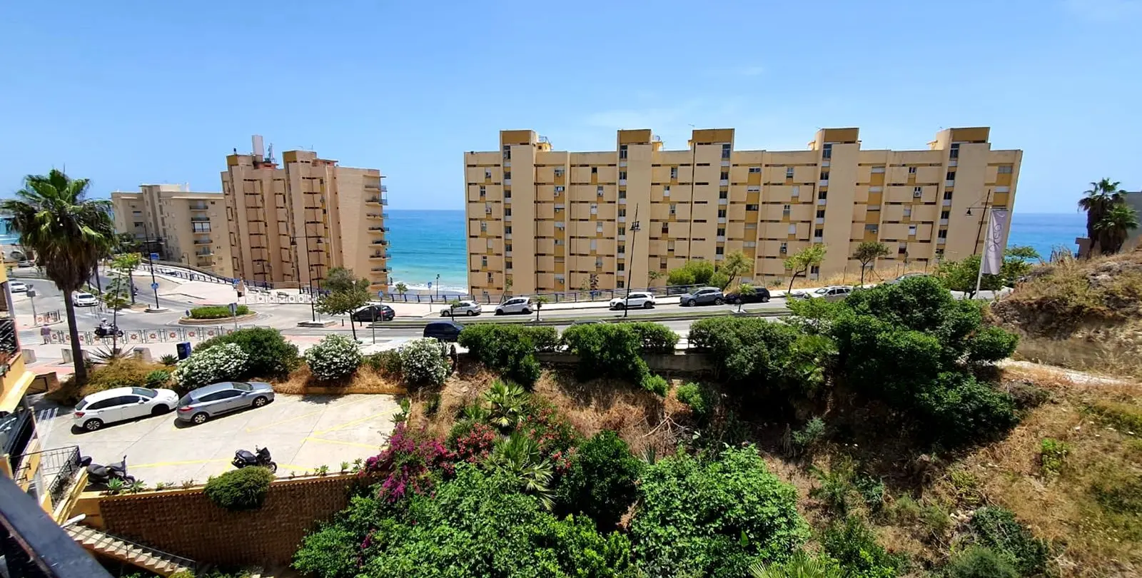 Venta de apartamento en planta media en Carvajal 23