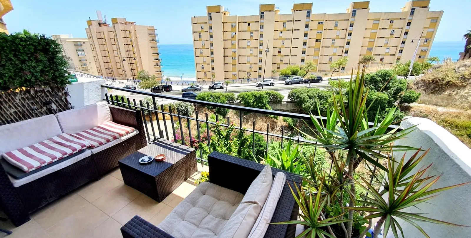 Venta de apartamento en planta media en Carvajal 24