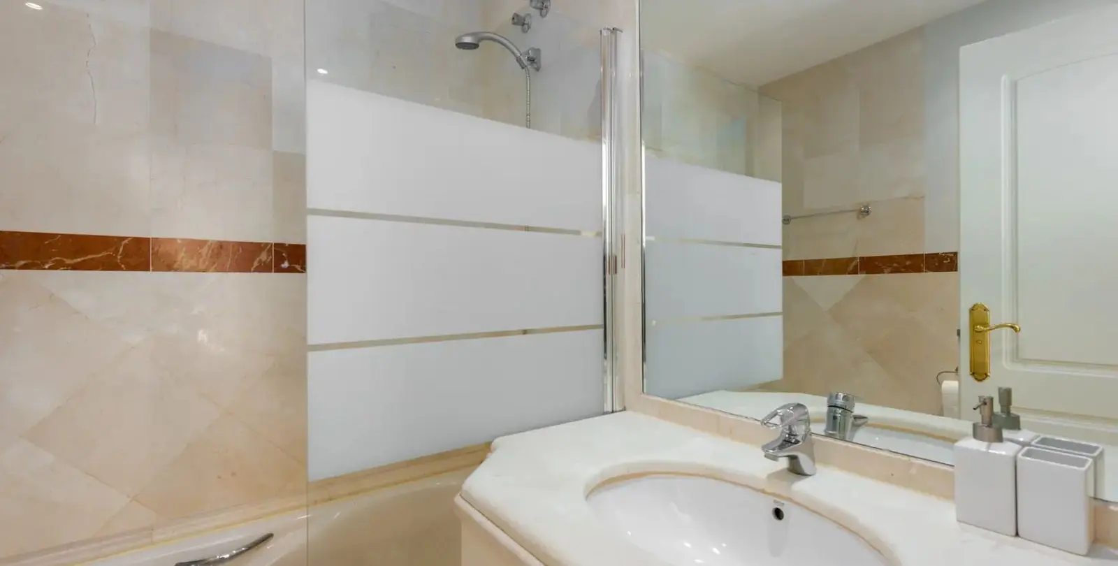 Venta de apartamento en planta media en Elviria 21