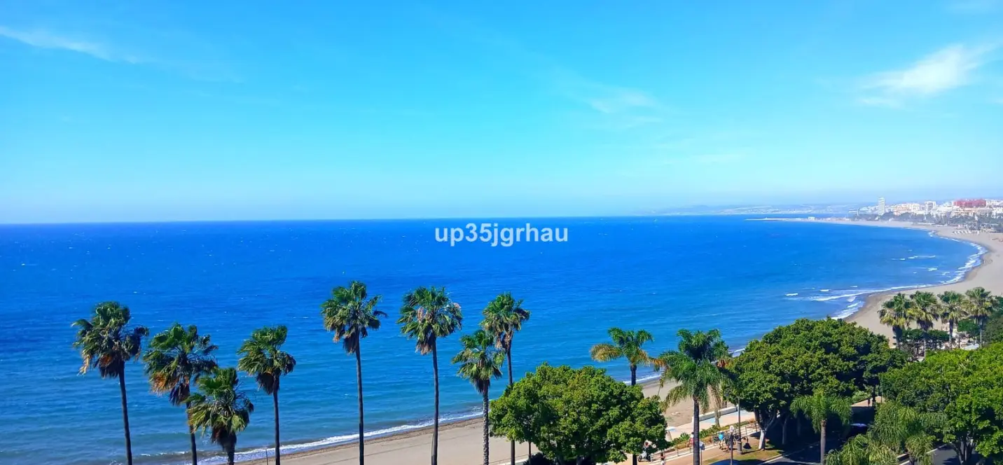 Venta de apartamento en planta media en Estepona 0