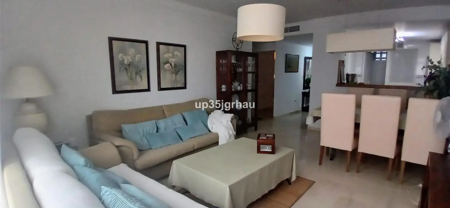 Venta de apartamento en planta media en Estepona 1