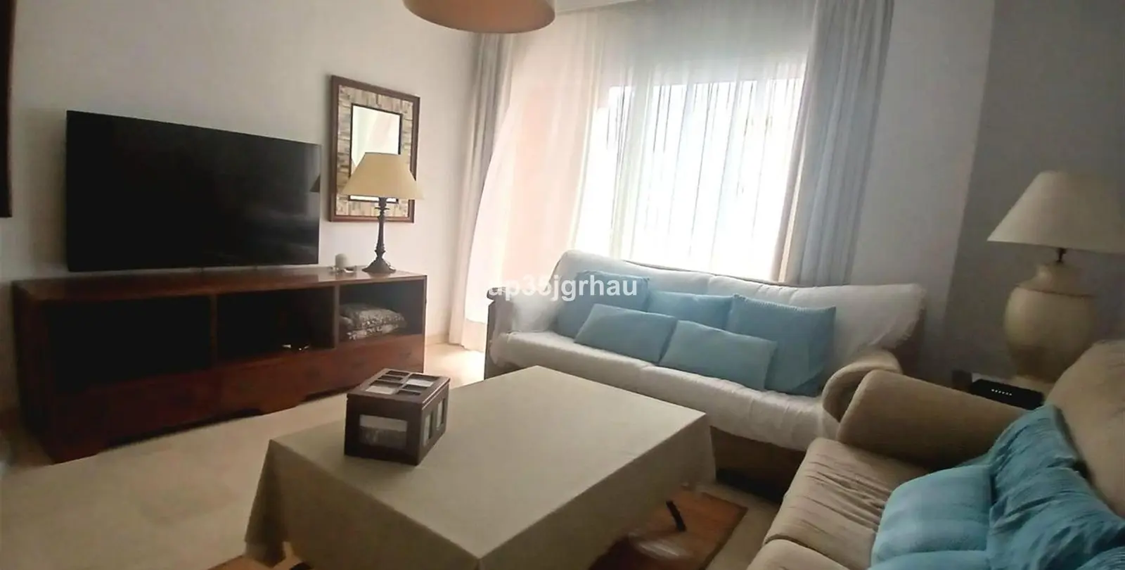 Venta de apartamento en planta media en Estepona 3