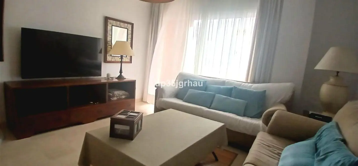 Venta de apartamento en planta media en Estepona 2