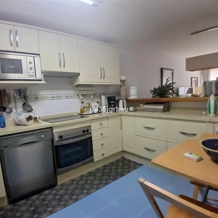 Venta de apartamento en planta media en Estepona