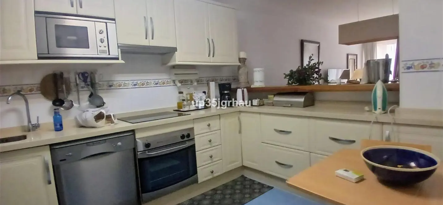 Venta de apartamento en planta media en Estepona 3