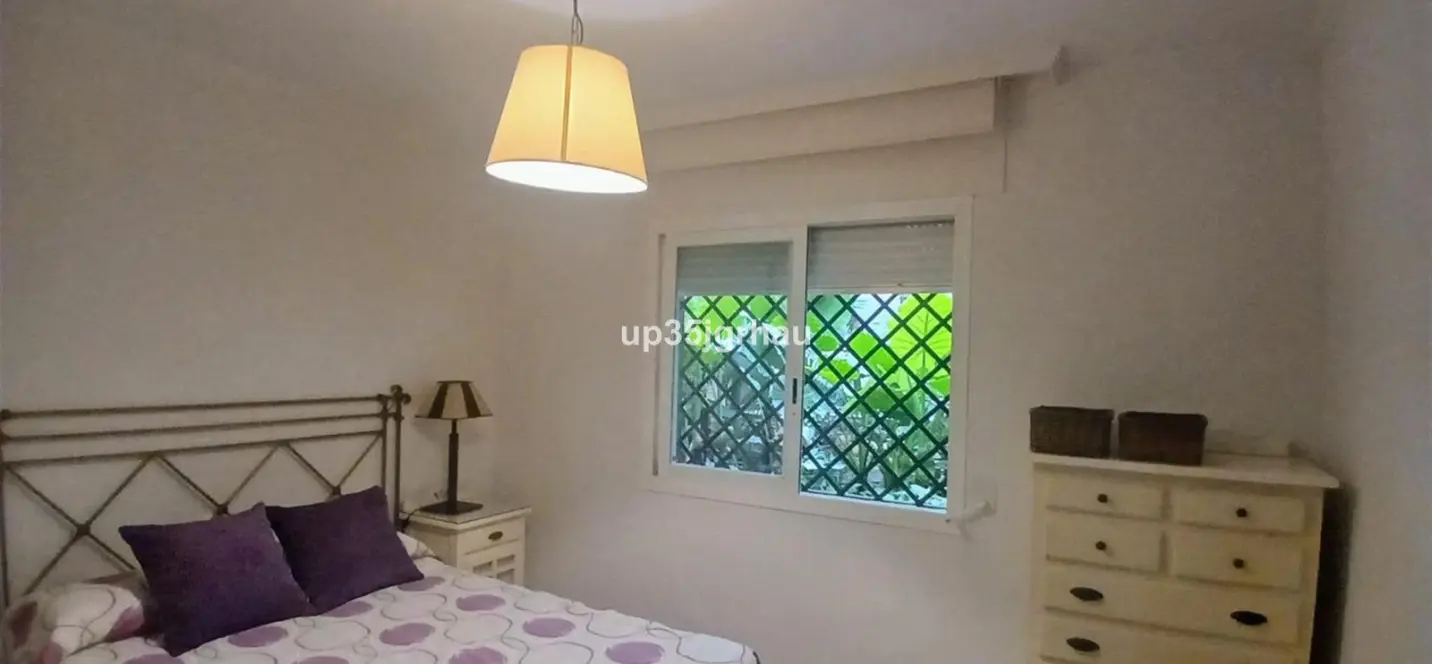 Venta de apartamento en planta media en Estepona 4