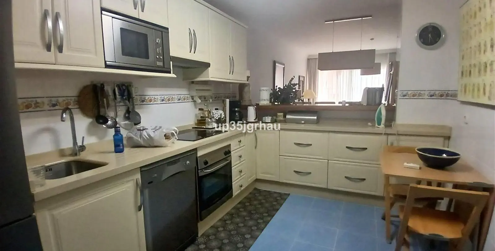 Venta de apartamento en planta media en Estepona 17