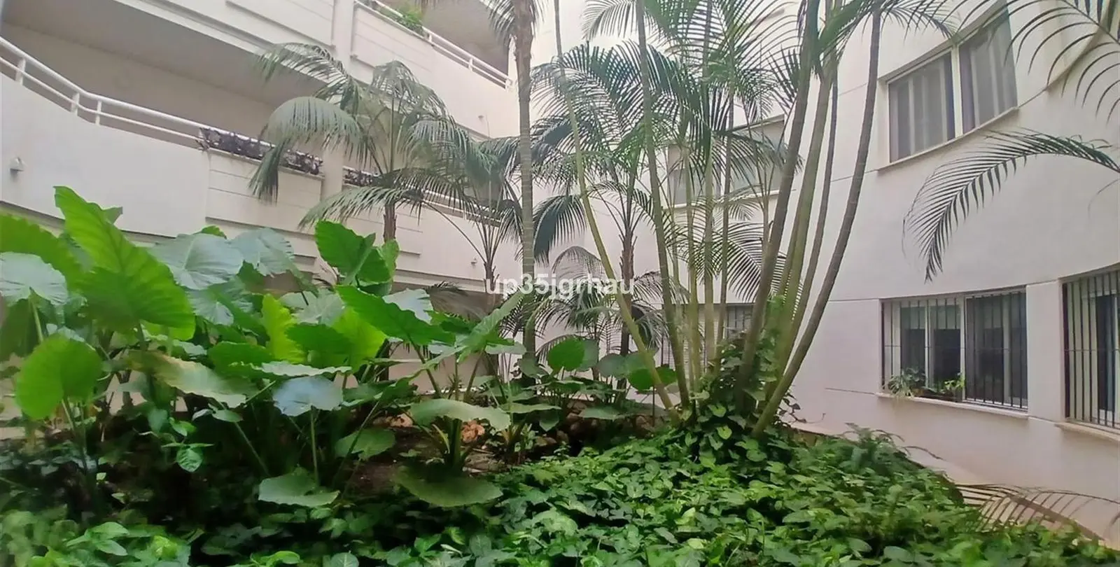 Venta de apartamento en planta media en Estepona 21