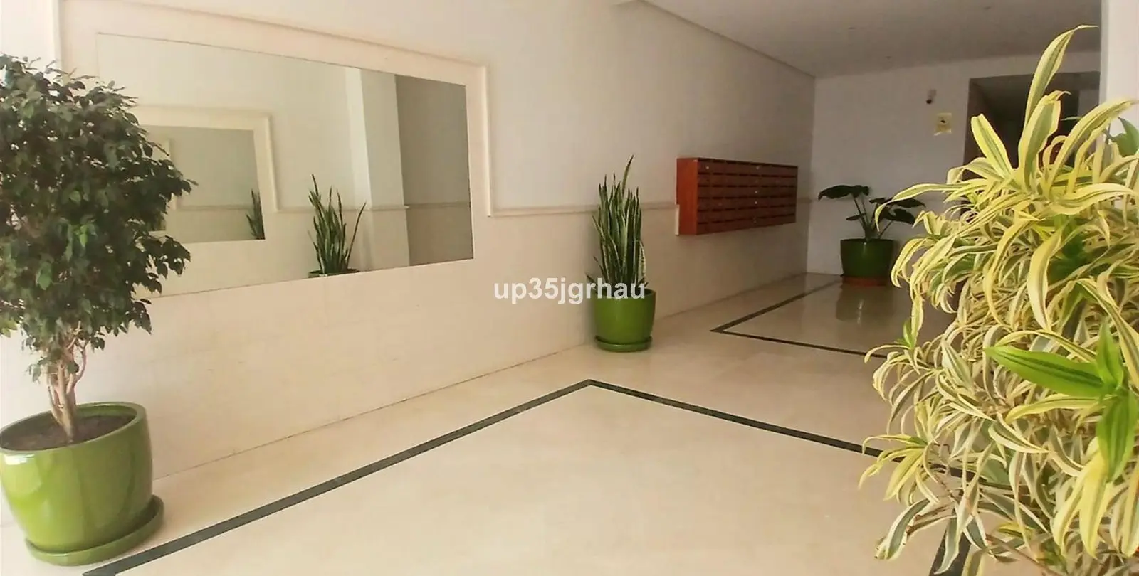 Venta de apartamento en planta media en Estepona 22