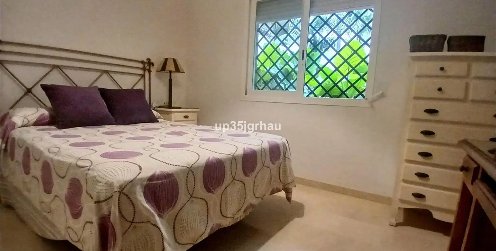 Venta de apartamento en planta media en Estepona 23