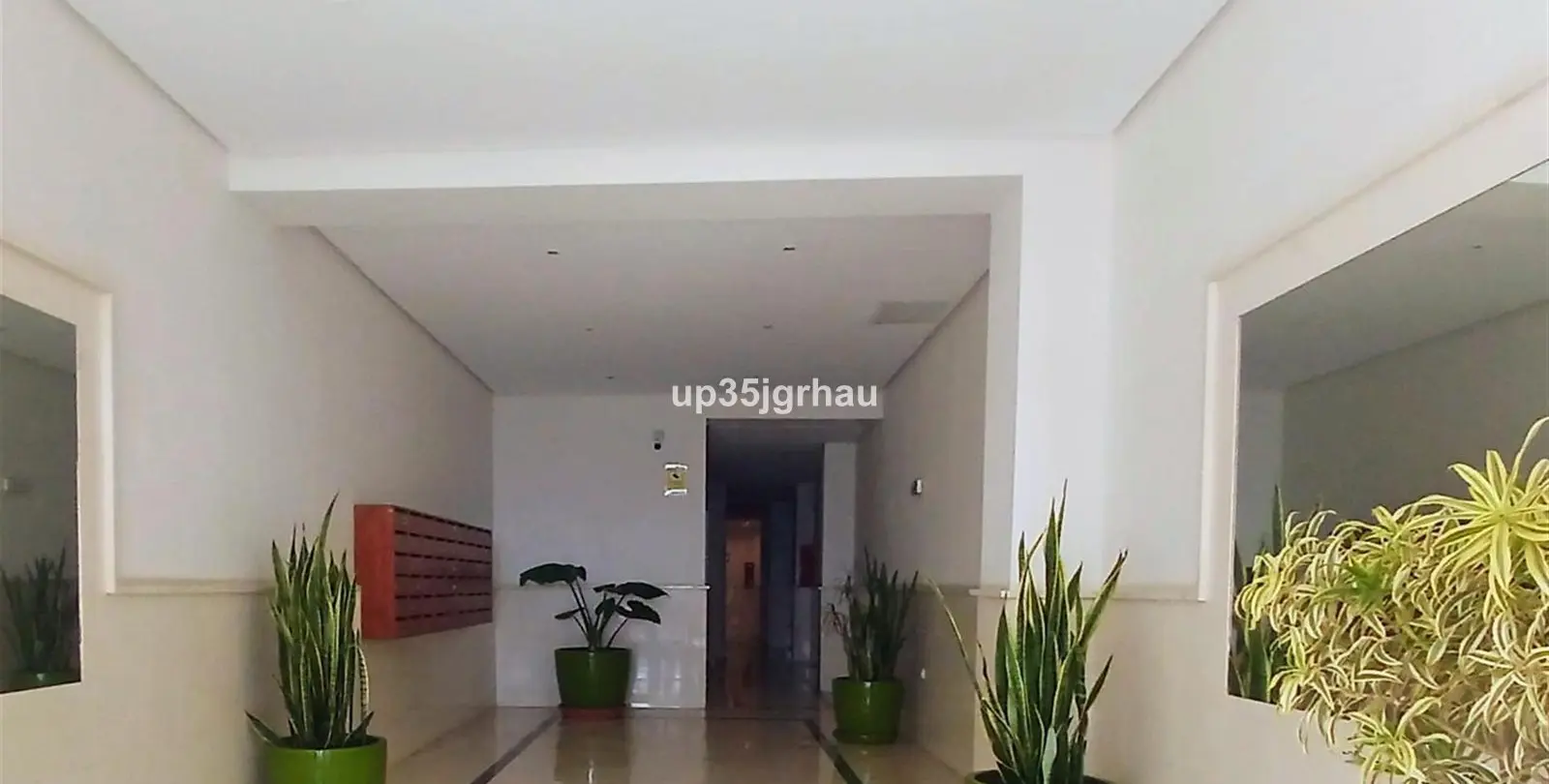Venta de apartamento en planta media en Estepona 28