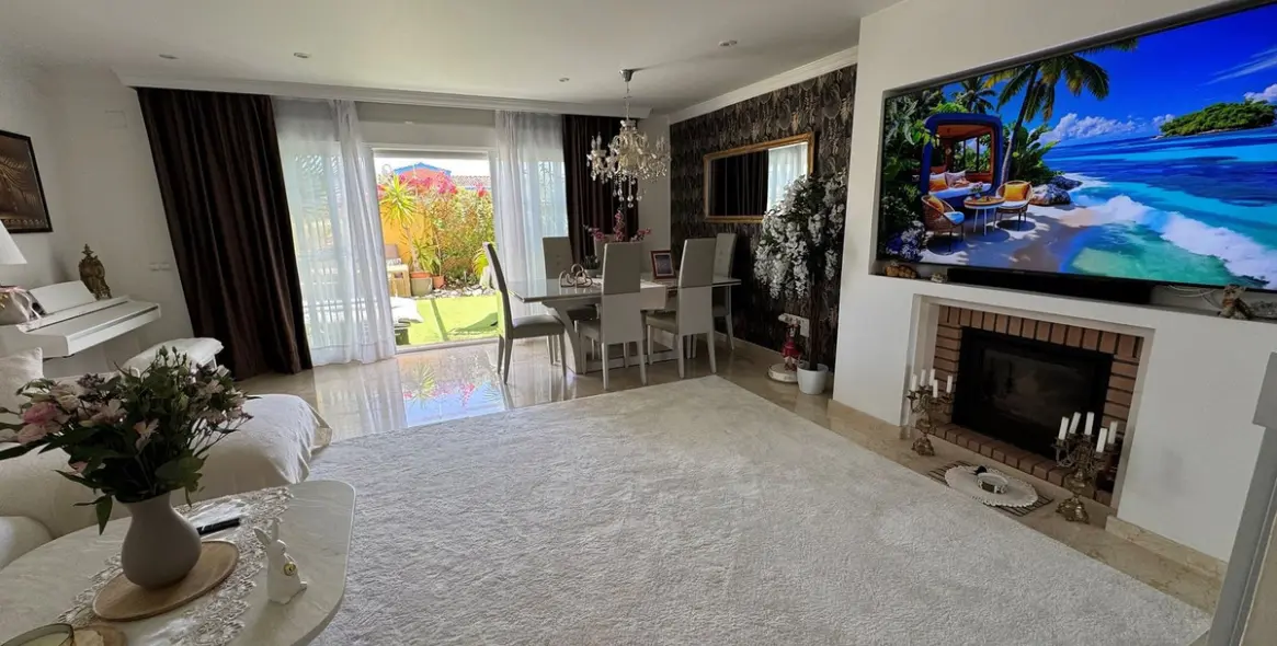 Sale of townhouse in Calahonda 3