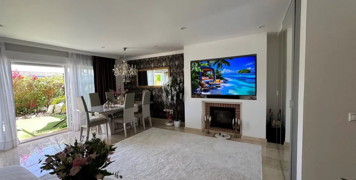 Sale of townhouse in Calahonda 4