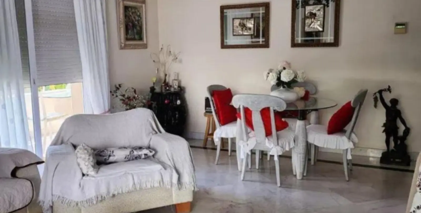 Sale of middle floor apartment in Puerto Banús 3