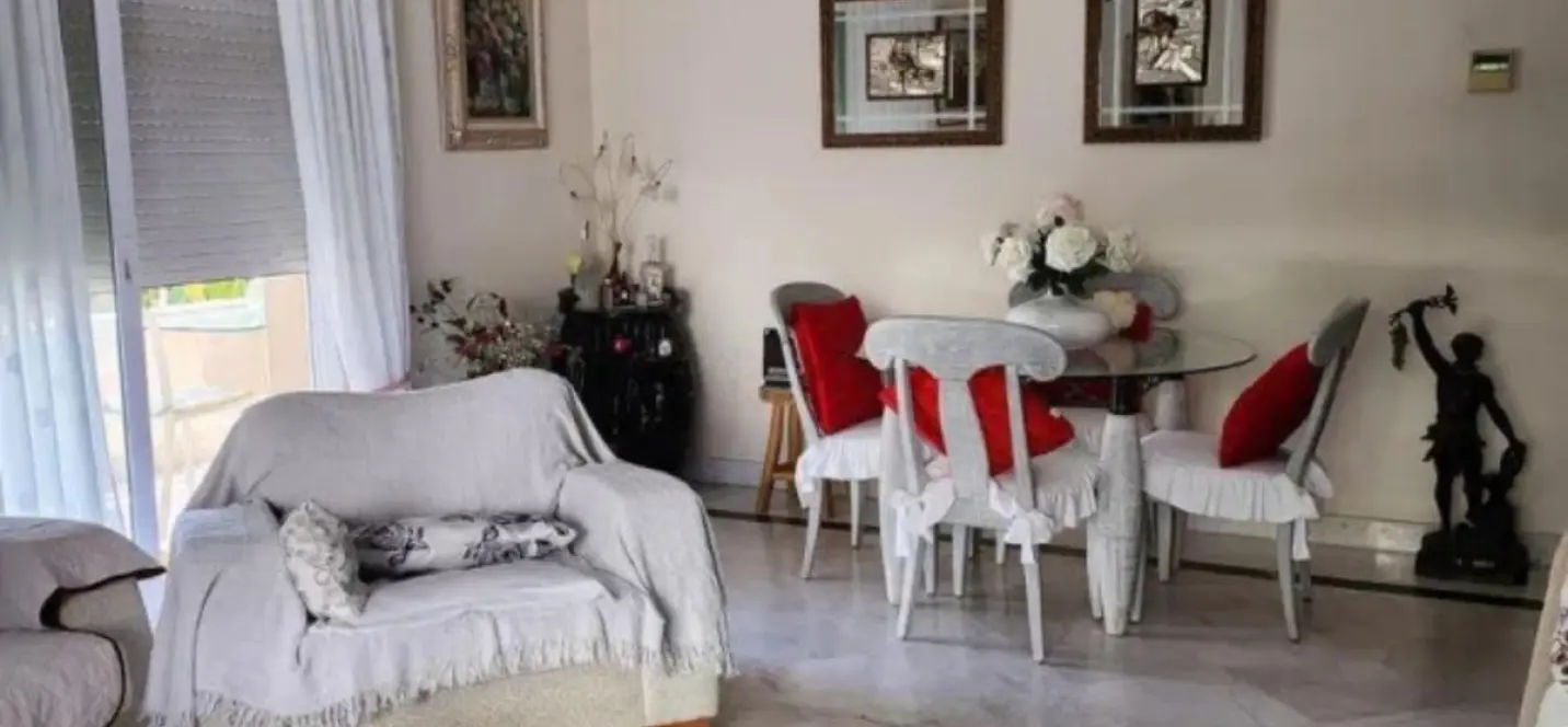 Sale of middle floor apartment in Puerto Banús 2