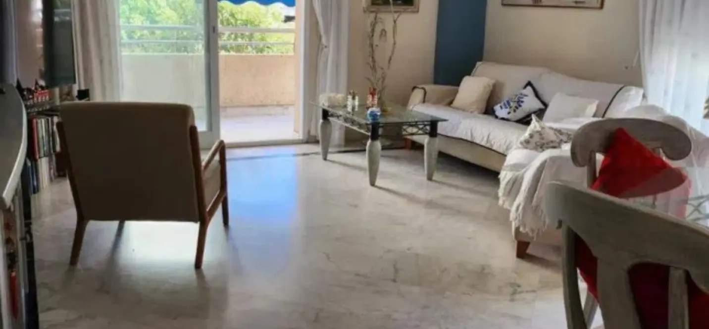 Sale of middle floor apartment in Puerto Banús 3