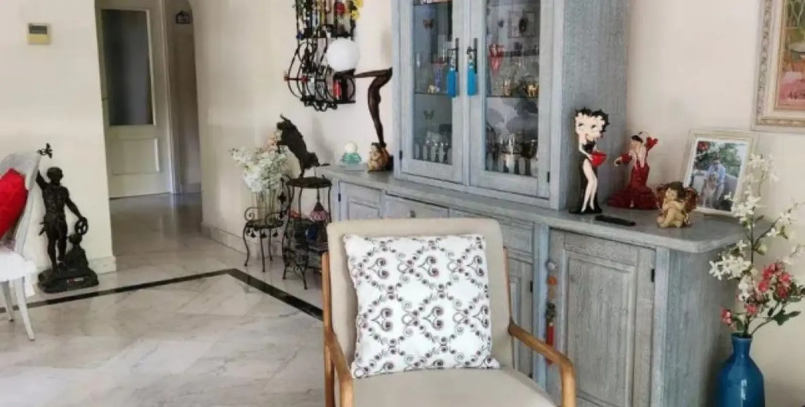 Sale of middle floor apartment in Puerto Banús 26