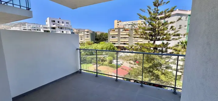 Venta de apartamento en planta media en Benalmadena Costa 2