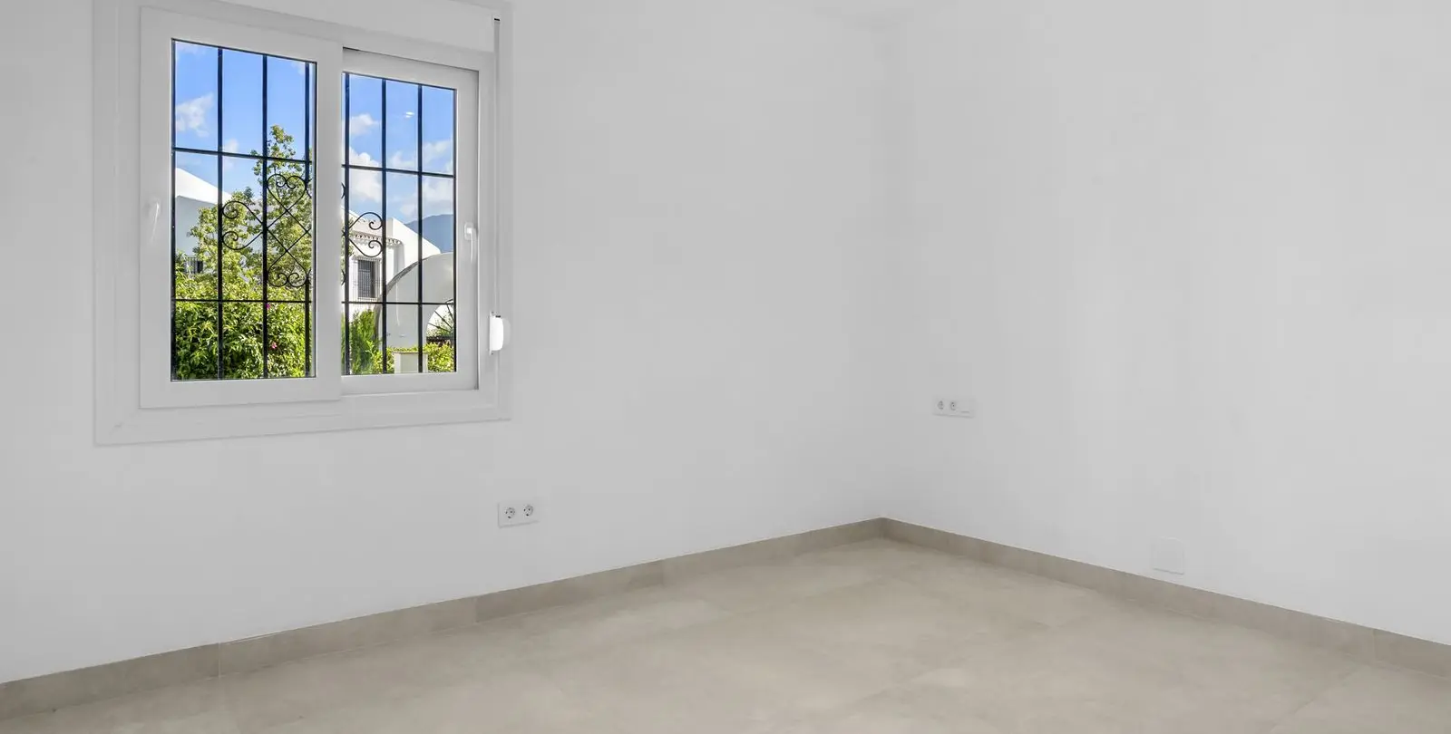 Sale of ground floor apartment in Nueva Andalucía 2