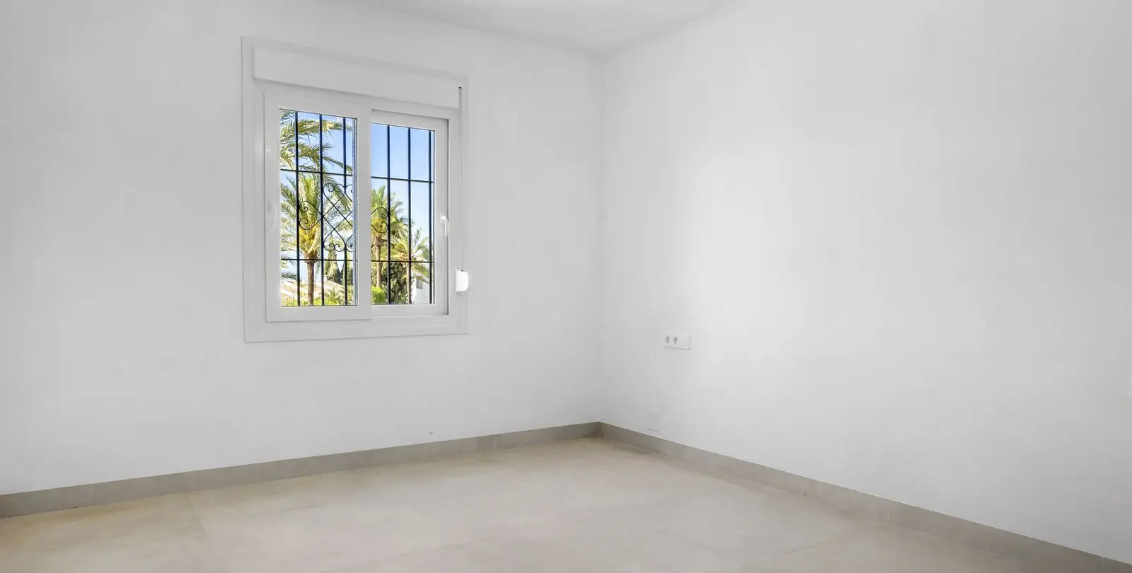 Sale of ground floor apartment in Nueva Andalucía 8