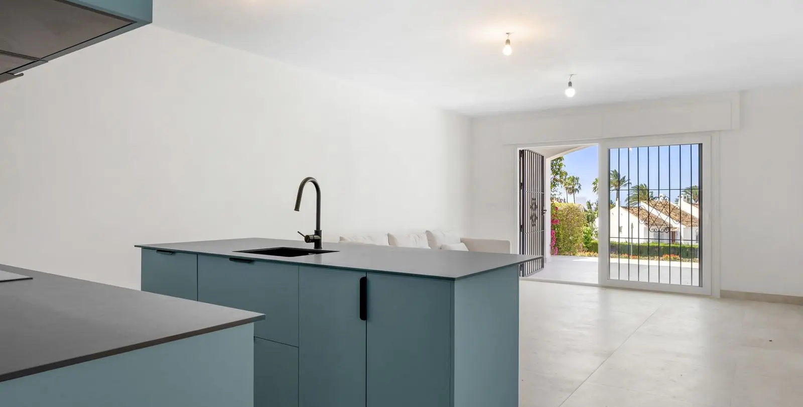 Sale of ground floor apartment in Nueva Andalucía 12