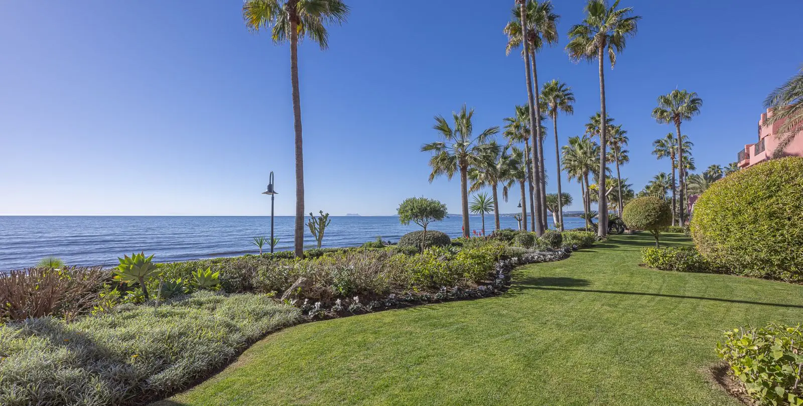 Продажа апартаментов на первом этаже в Estepona 2