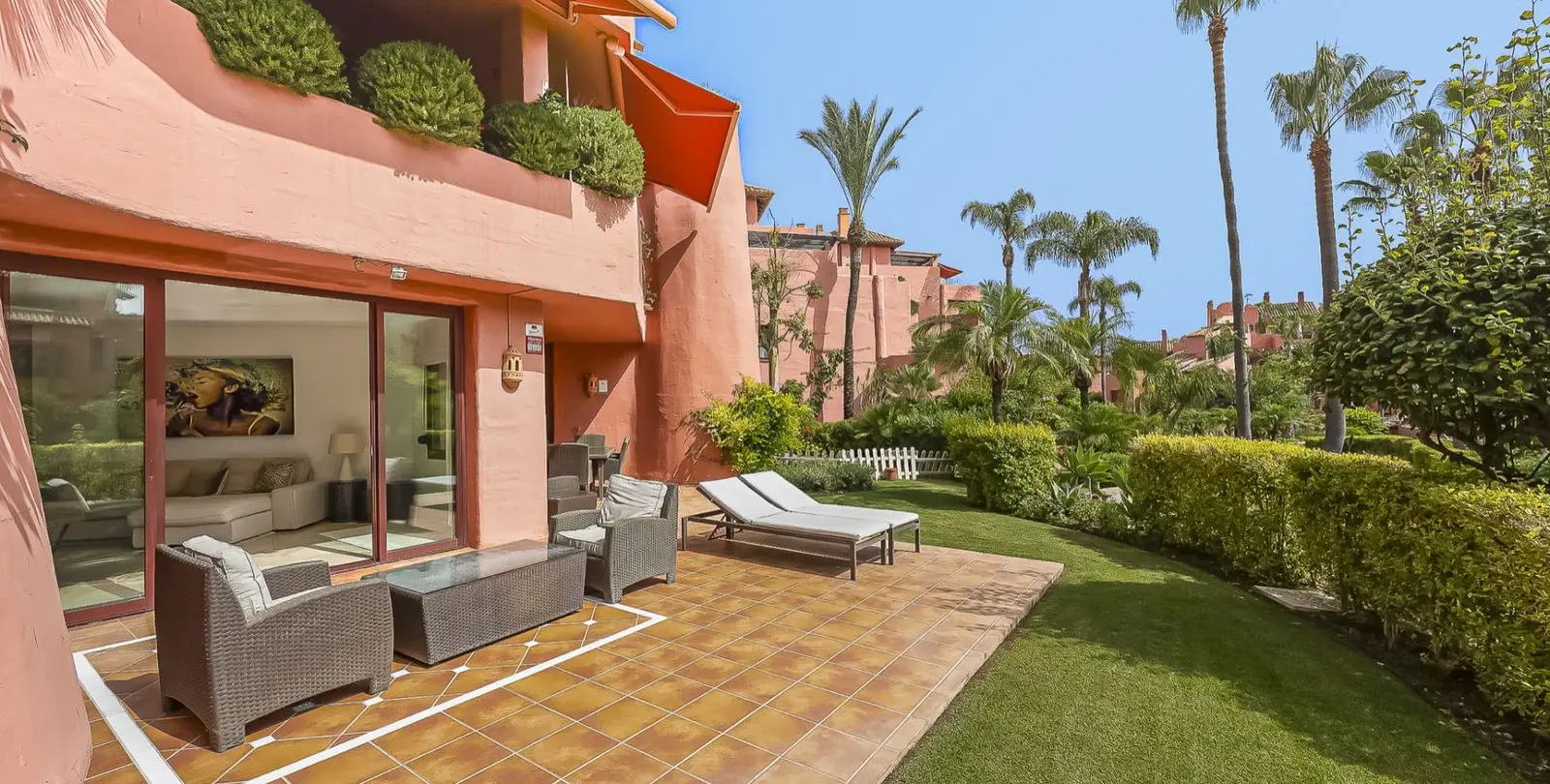 Продажа апартаментов на первом этаже в Estepona 3