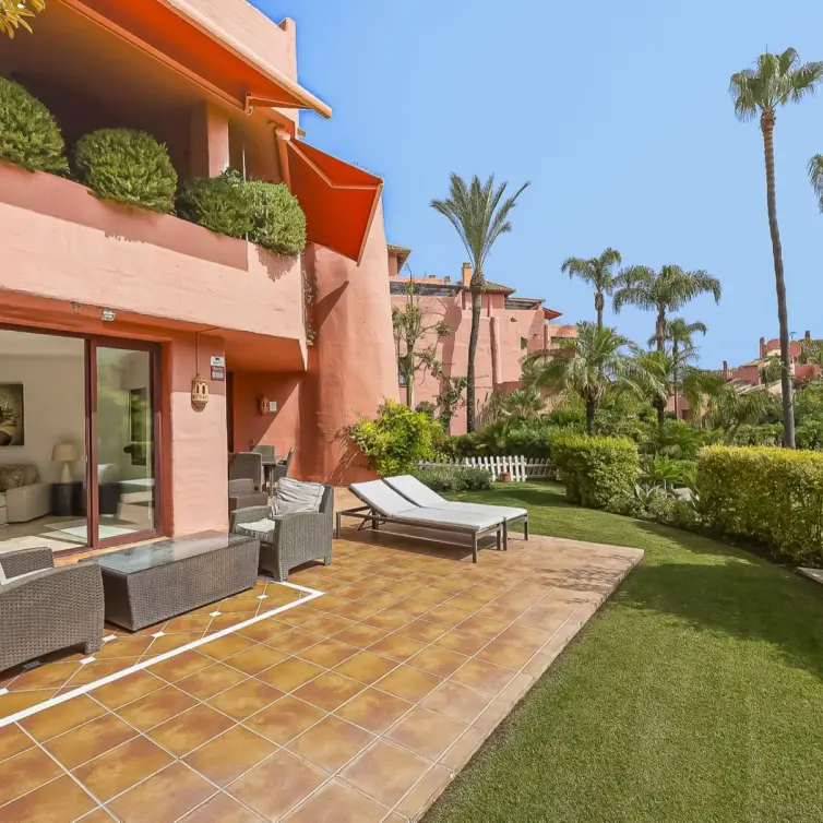 Продажа апартаментов на первом этаже в Estepona