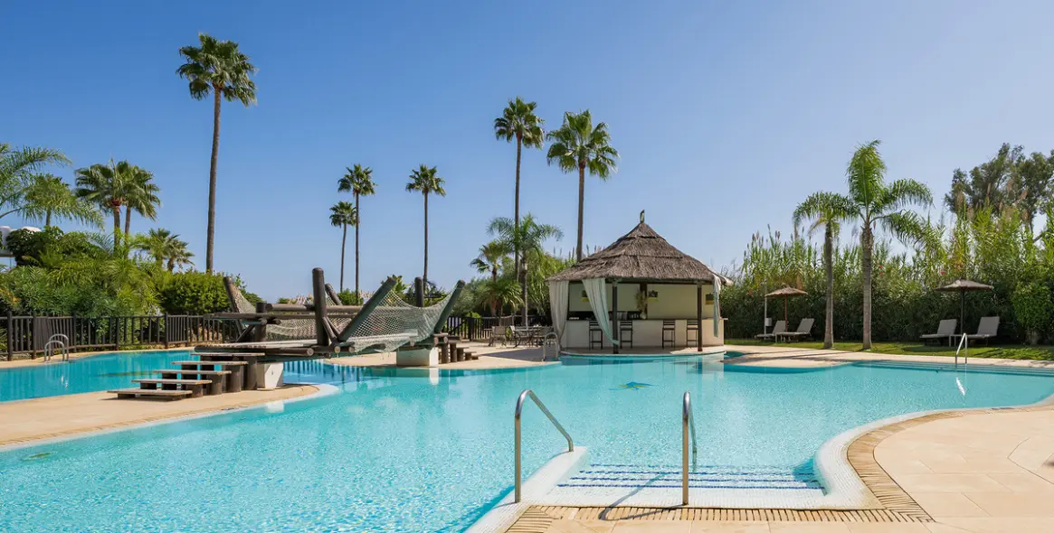 Venta de apartamento en planta baja en Estepona 1