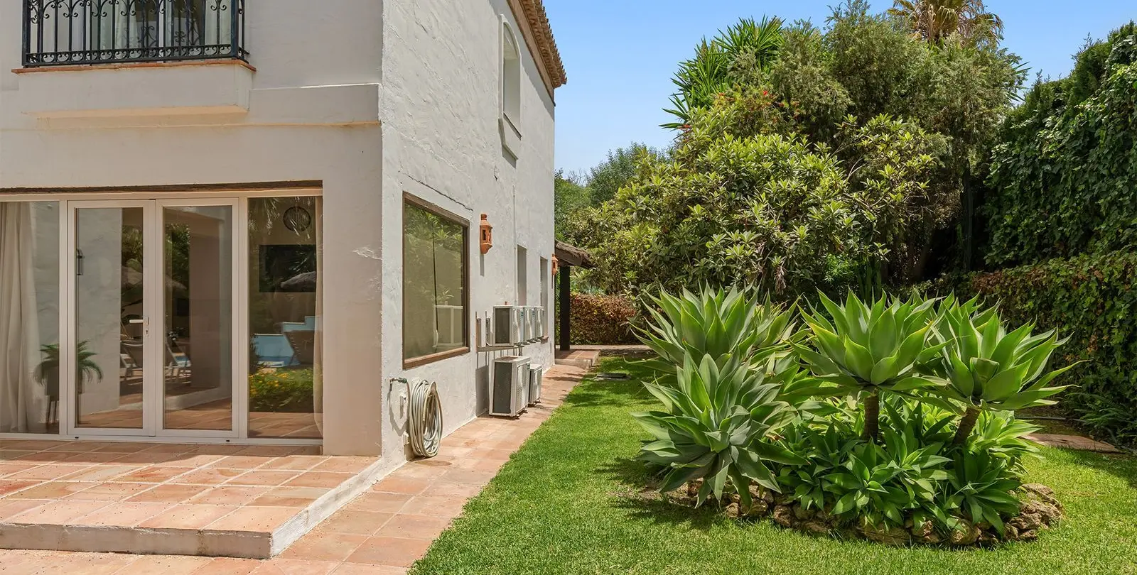Sale of detached villa in El Rosario 35