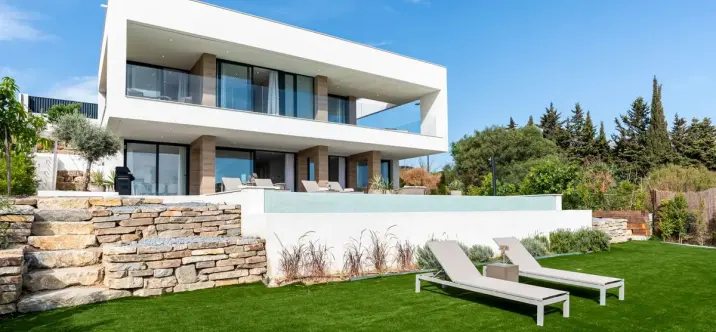 Short-term rent of detached villa in Estepona 0