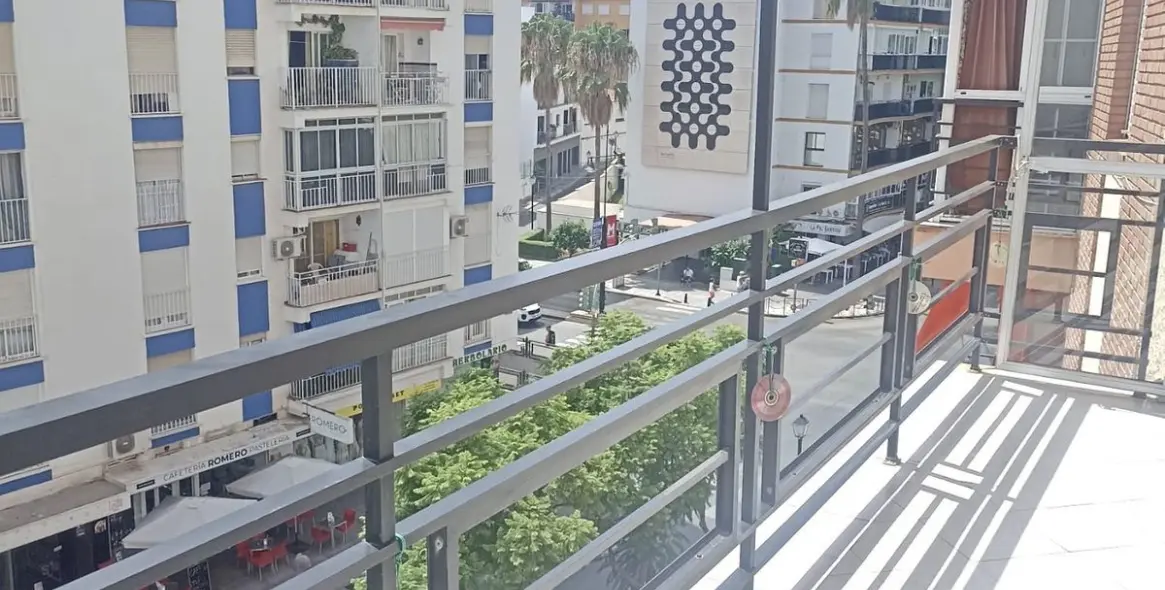 Sale of middle floor apartment in Fuengirola 1