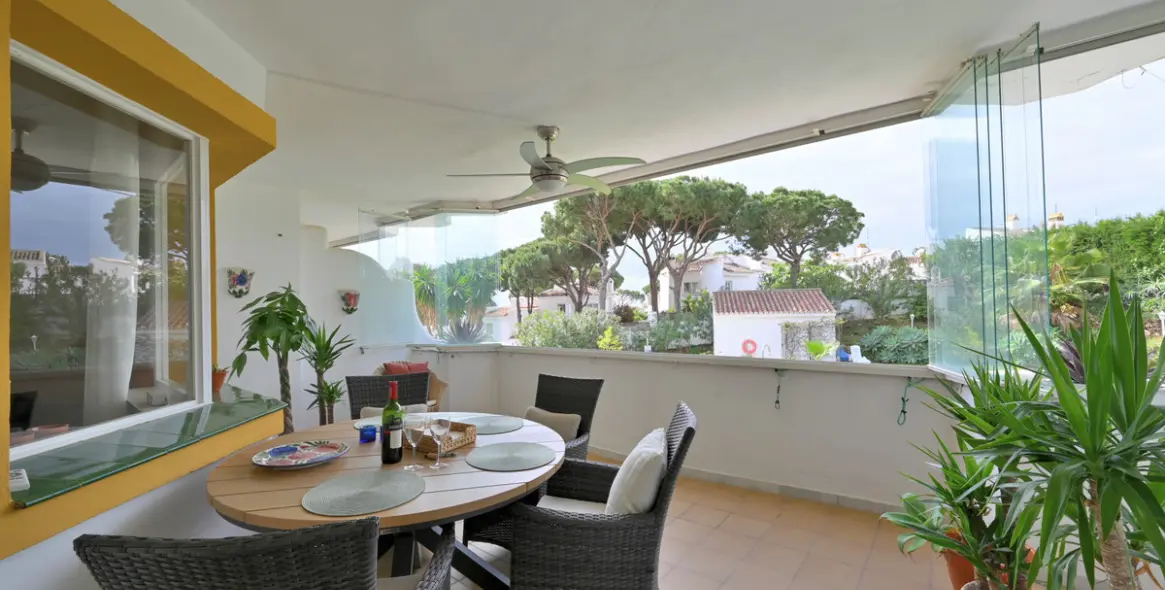 Venta de apartamento en planta media en Calahonda 1