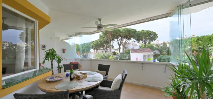 Venta de apartamento en planta media en Calahonda 0