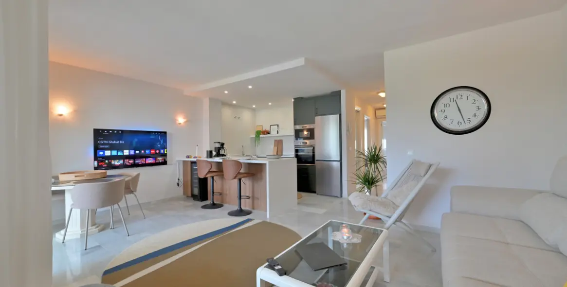 Venta de apartamento en planta media en Calahonda 2