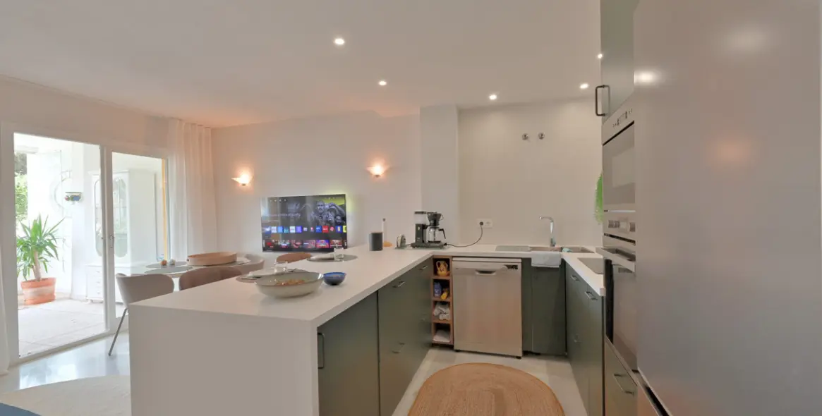 Venta de apartamento en planta media en Calahonda 3
