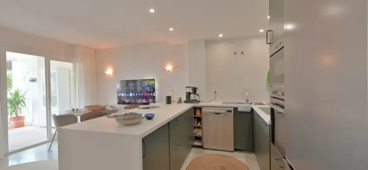 Venta de apartamento en planta media en Calahonda 2