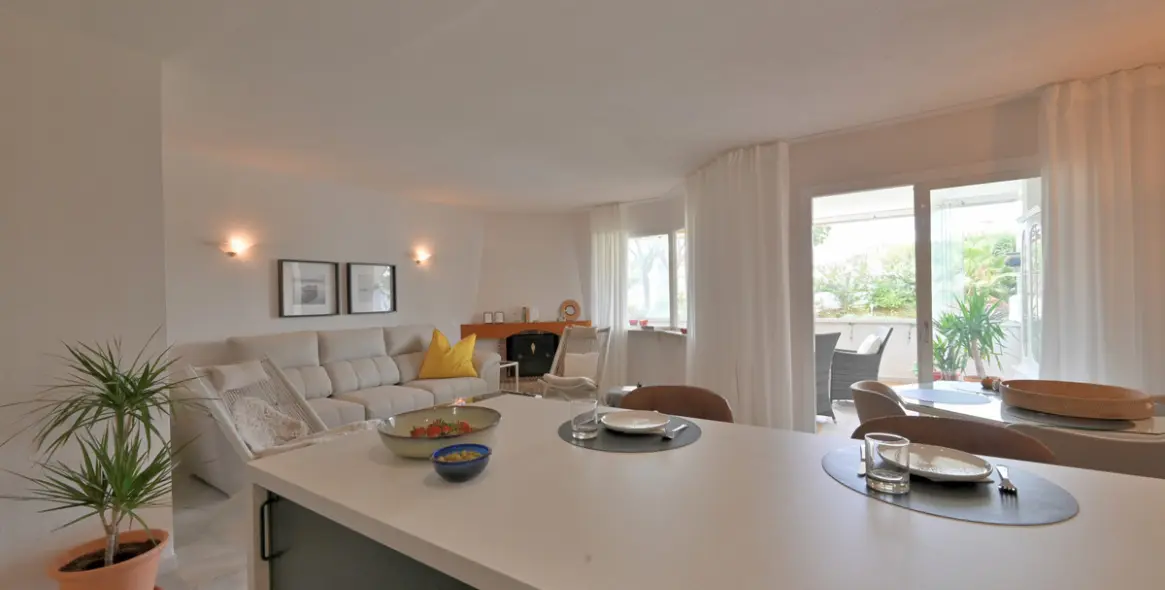 Venta de apartamento en planta media en Calahonda 7