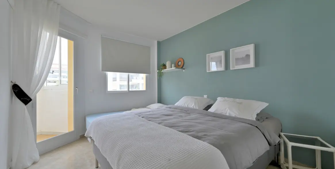 Venta de apartamento en planta media en Calahonda 8