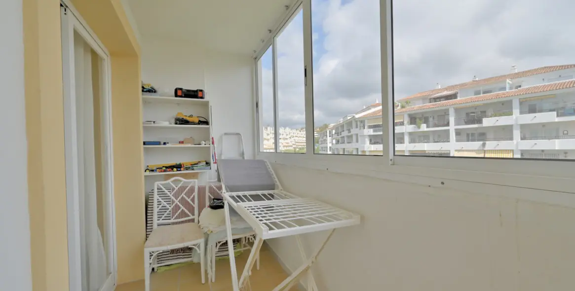 Venta de apartamento en planta media en Calahonda 10