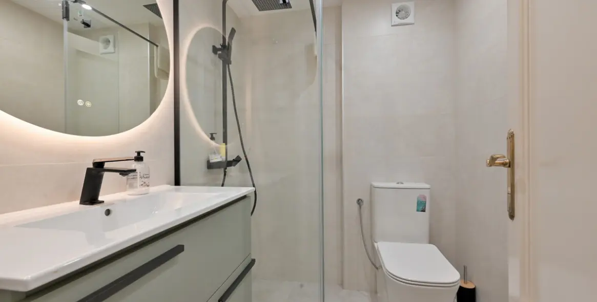 Venta de apartamento en planta media en Calahonda 11