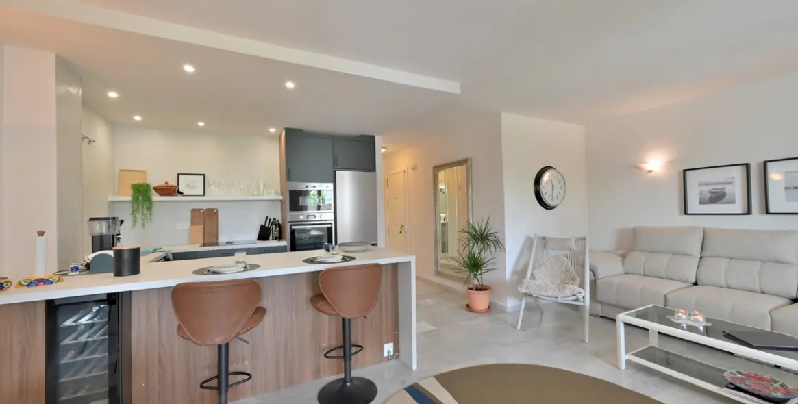 Venta de apartamento en planta media en Calahonda 12