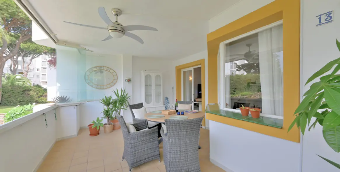 Venta de apartamento en planta media en Calahonda 14
