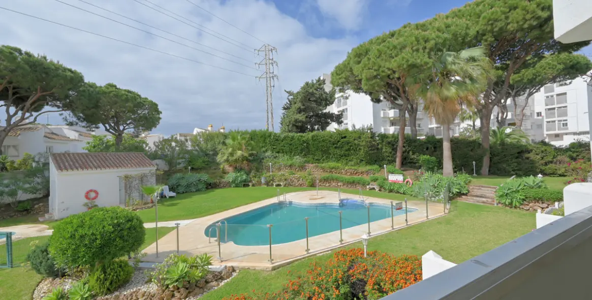 Venta de apartamento en planta media en Calahonda 15