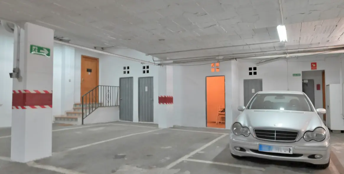 Venta de apartamento en planta media en Calahonda 16