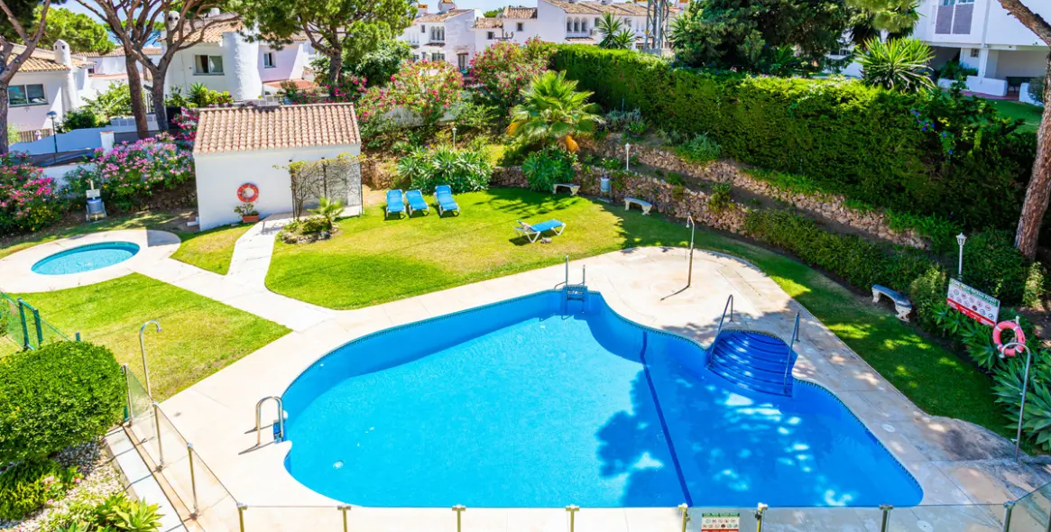 Venta de apartamento en planta media en Calahonda 17